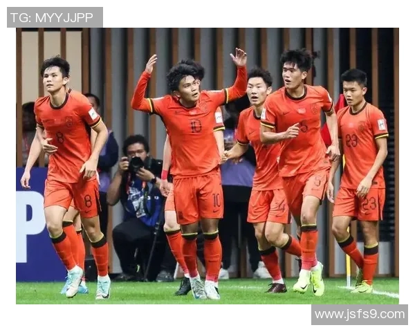 国足暖心足球明星展现拼搏精神与团结力量的感人故事